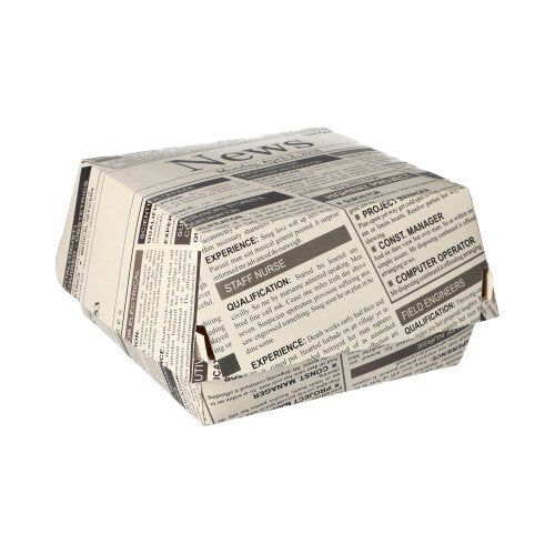 De PAPSTAR burgerboxen "Newsprint" groot (7,8x11x11,5 cm, karton | krimpfolie, 50 stuks) van PAPSTAR GmbH zijn gesloten voedselcontainers met zwart-wit krantenpapiermotief op een effen witte achtergrond.