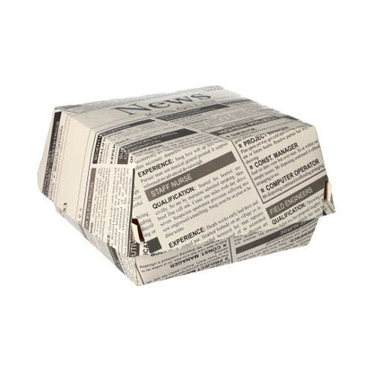 De PAPSTAR burgerboxen "Newsprint" groot (7,8x11x11,5 cm, karton | krimpfolie, 50 stuks) van PAPSTAR GmbH zijn gesloten voedselcontainers met zwart-wit krantenpapiermotief op een effen witte achtergrond.