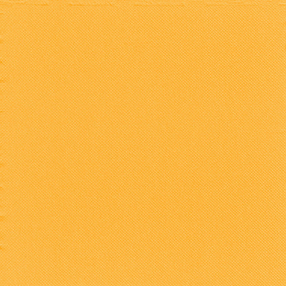 Een close-up van een effen geel-oranje structuurstof met subtiele diagonale weving, ideaal voor tafeldecoratie of in combinatie met 30 2-laags servetten „PUNTO“ 1/4-vouw 38 x 38 cm van PAPSTAR GmbH voor opvallende tafeldecoraties.