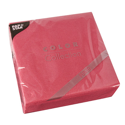 Een verpakking met 30 PAPSTAR-servetten „PUNTO“ in rood, 2-laags (38x38 cm, 1/4-vouw) in transparante folie met „Color Collection“-etiket en PAPSTAR-logo – ideaal voor de stijlvolle tafeldecoratie.