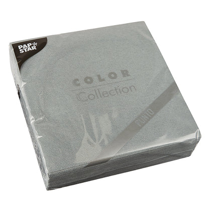 Een verzegelde verpakking met 30 servetten van PAPSTAR GmbH, 2-laags "PUNTO" 1/4-vouw (38x38cm) in doorzichtige kunststofverpakking, ideaal voor tafeldecoratie.