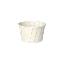 De PAPSTAR Ronde dressingbekers, 6,6 cm, wit, papier „pure“ (100 stuks) van de PAPSTAR GmbH is een milieuvriendelijke, gevouwen kartonnen beker voor kruiden of sauzen, die leeg op een eenvoudige witte achtergrond is afgebeeld.