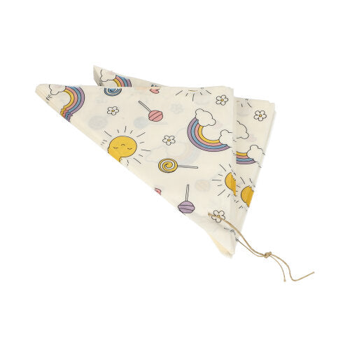 Een gevouwen driehoekige doek met touw, met speelse zon-, regenboog-, wolken-, lolly- en bloemmotieven op wit, geïnspireerd door PAPSTAR 1000 puntzakken perkamentvervanger vetvrij van PAPSTAR GmbH.