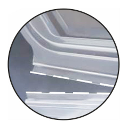 Een close-up van twee metalen platen met een zichtbare opening, gemarkeerd door een gestippelde witte lijn om een verkeerde uitlijning aan te geven - vergelijkbaar met de problemen die optreden bij Starpak 50 verpakkingsbekers met scharnierdeksels, PP transparant 8-hoekig van Starpak.