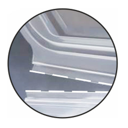 Een close-up van twee overlappende metalen platen met een stippellijn op de verbindingsplaats, binnen een cirkel - vergelijkbaar met Starpak 50 verpakkingsbekers met scharnierdeksels, PP transparant 8-hoekig voor een veilige afdichting zorgt.