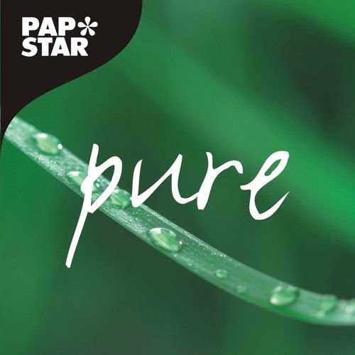 Close-up van een dauwgroene grasspriet met "pure" in witte letters. Het logo van de PAPSTAR GmbH, bekend om kartonnen drinkbekers Ø 9 cm, 13,7 cm hoog, Ripple Wall | Folie (10 stuks), verschijnt linksboven op een zwarte achtergrond.