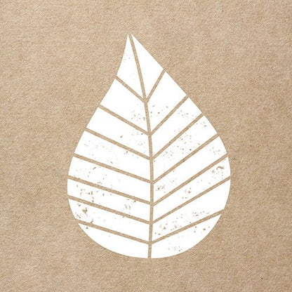 Een wit blad met bladnerven verschijnt centraal op een bruine, gestructureerde achtergrond en weerspiegelt de natuurlijke uitstraling van PAPSTAR 20 servetten, 33 cm x 33 cm, 3-laags, van PAPSTAR GmbH. De bladgrafiek heeft een lichte distressed-effect.