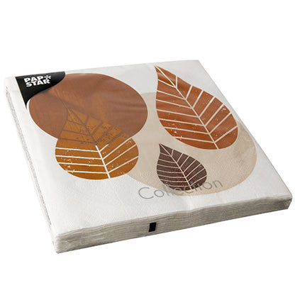 Eine Packung mit 20 PAPSTAR 3-lagigen Servietten, 40x40 cm, viertelgefaltet, wird sauber gestapelt in Plastikfolie geliefert. Der Markenname der PAPSTAR GmbH ist auf der Verpackung deutlich sichtbar.