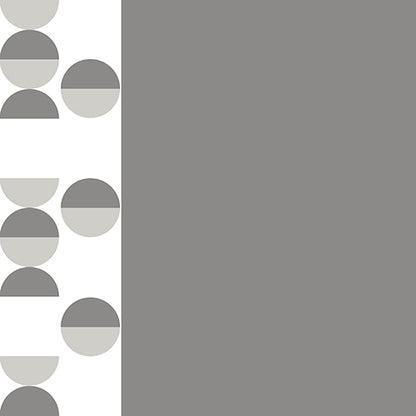 Ein geometrisches Design mit einem großen grauen Quadrat, einem weißen Streifen und sich wiederholenden grau/weißen Kreisen ziert PAPSTAR 20 Servietten (40x40 cm, 3-lagig, 1/4-Falz) der PAPSTAR GmbH.