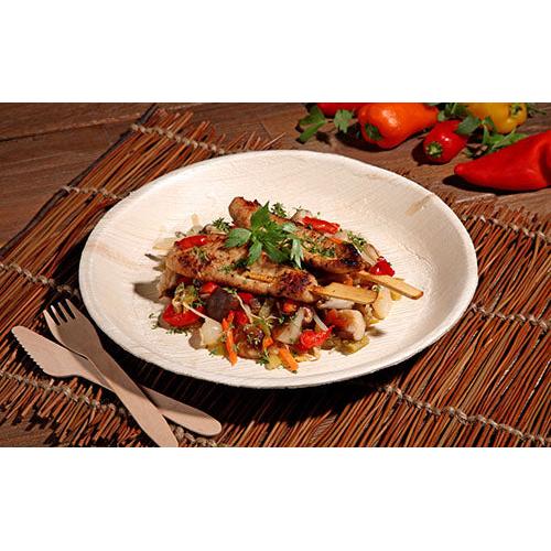 Gegrilde kipsaté met kleurrijke groentepan worden geserveerd op een PAPSTAR 6 borden, palmblad "pure" rond van PAPSTAR GmbH - milieuvriendelijk servies, stijlvol gepresenteerd op een geweven ondergrond met houten bestek en verse paprika's in het zicht.