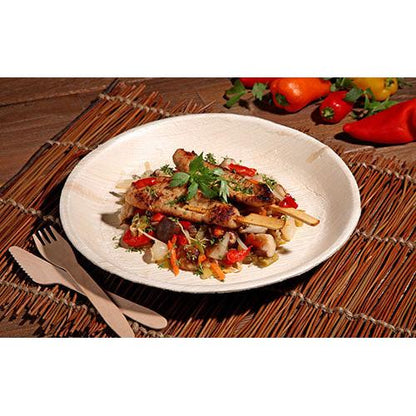 Gegrilde kipsaté met kleurrijke groentepan worden geserveerd op een PAPSTAR 6 borden, palmblad "pure" rond van PAPSTAR GmbH - milieuvriendelijk servies, stijlvol gepresenteerd op een geweven ondergrond met houten bestek en verse paprika's in het zicht.