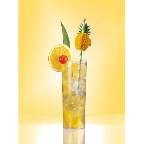 Een hoog glas met een gele ijsdrank, gegarneerd met citroen, kers, groen blad en een kleine ananas, wordt versierd door een PAPSTAR 50 rietjes papier van PAPSTAR GmbH. De effen gele achtergrond versterkt de verfrissende aantrekkingskracht.