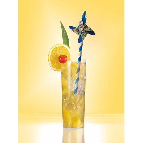Een hoog glas met een ijskoude gele drank, gegarneerd met citroen, kers, ananasblad en een PAPSTAR 50 rietjes papieren rietje (Ø 6 mm · 20 cm, van PAPSTAR GmbH) met een windmolentje voor een gele achtergrond.