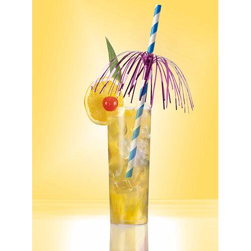 Een hoog glas met een ijskoude gele drank met een schijfje sinaasappel, een kers, een groen blad, een paarse parasol en een blauw-wit PAPSTAR 50 rietjes papier (Ø 6 mm · 20 cm van PAPSTAR GmbH) op een gele achtergrond.