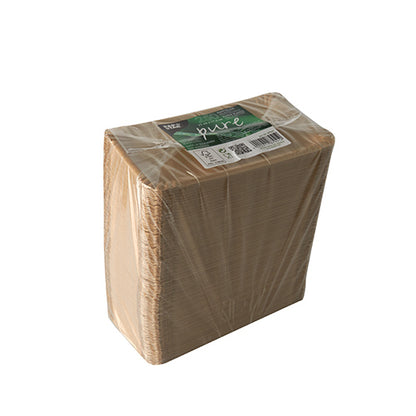 Een stapel PAPSTAR 250 "pure" witte, rechthoekige kartonnen borden van PAPSTAR GmbH, netjes verpakt in doorzichtig plastic met groen en wit label - ideaal voor milieuvriendelijke bijeenkomsten, gecombineerd met bruine servetten of ander duurzaam servies.