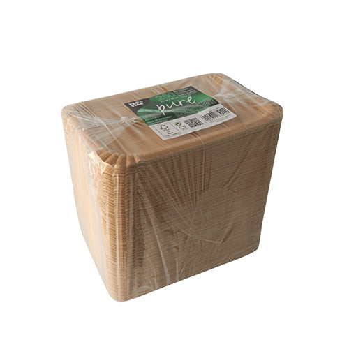 Een stapel vierkante, milieuvriendelijke PAPSTAR 250 borden "pure" witte kartonnen borden van PAPSTAR GmbH, gemaakt van verse vezelkarton en verpakt in helder plastic met groen-wit top-label.