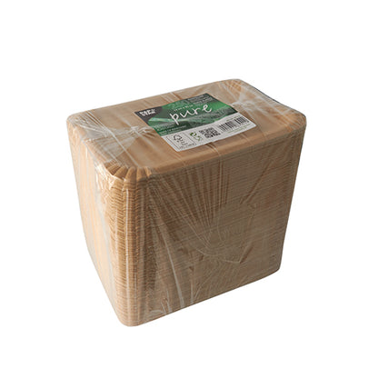 Een stapel vierkante, milieuvriendelijke PAPSTAR 250 borden "pure" witte kartonnen borden van PAPSTAR GmbH, gemaakt van verse vezelkarton en verpakt in helder plastic met groen-wit top-label.