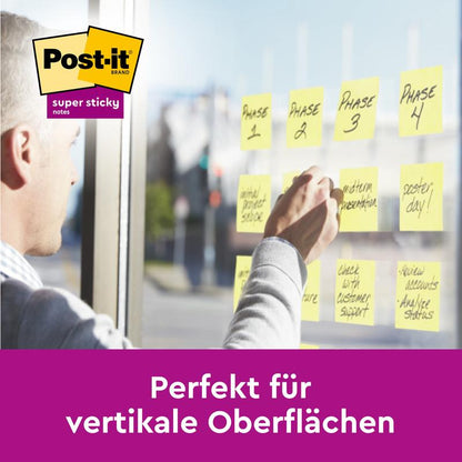 Een persoon plakt gele Post-it® Super Sticky Z-Notes, 76 mm x 127 mm, van 3M Deutschland GmbH op een glazen raam met de opschriften "Fase 1", "Fase 2" en "Fase 3". Daaronder staat: "Perfect voor verticale oppervlakken.
