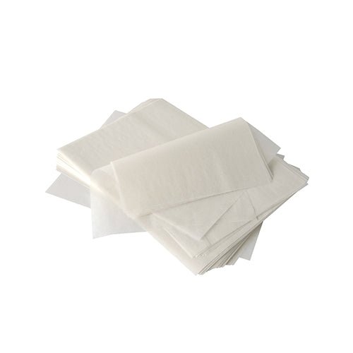 Een stapel halftransparant PAPSTAR roomafdekpapier "pure" (32x22 cm, wit, palmwascoating, 1000 stuks) van PAPSTAR GmbH ligt op een witte ondergrond - perfect voor gebruik in de gastronomie; enkele vellen zijn plat, andere gevouwen of overlappend.