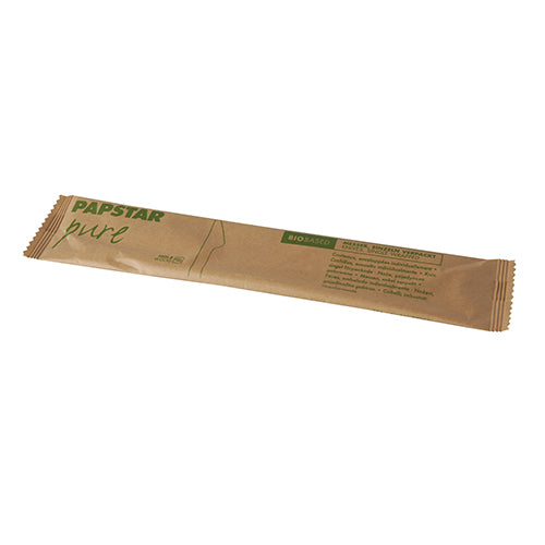 Een enkel, ongeopend PAPSTAR houten mes "pure" (16,5 cm), individueel verpakt in papier en rechthoekig, ligt op een witte achtergrond. Het bruine papier heeft groene tekst en een minimalistisch ontwerp. Fabrikant: PAPSTAR GmbH.