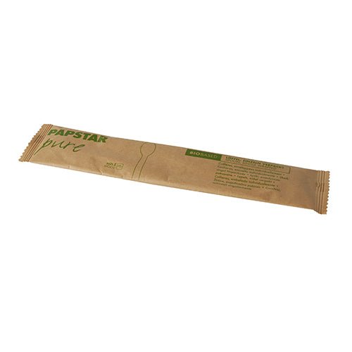 Een bruine papieren envelop met de opdruk "PAPSTAR pure" bevat een enkele 16 cm PAPSTAR houten lepel, afzonderlijk verpakt in papieren zakje/krimpfolie (50 stuks), met groene letters en een eenvoudige contour van gebruiksvoorwerpen van PAPSTAR GmbH.