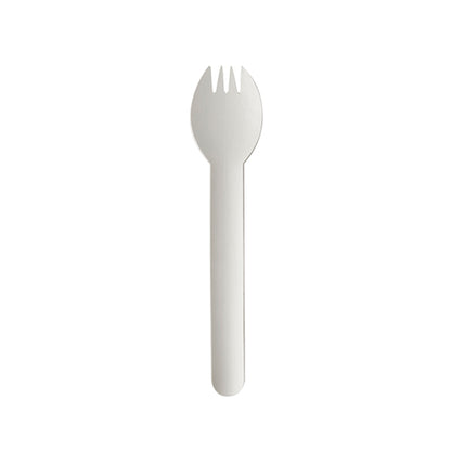 Een enkele witte PAPSTAR goffel "pure" (16 cm) van milieuvriendelijk, robuust materiaal staat midden op een witte achtergrond. Het wegwerpservies van PAPSTAR GmbH combineert lepel- en vorkeigenschappen met een ronde kom en drie tanden.