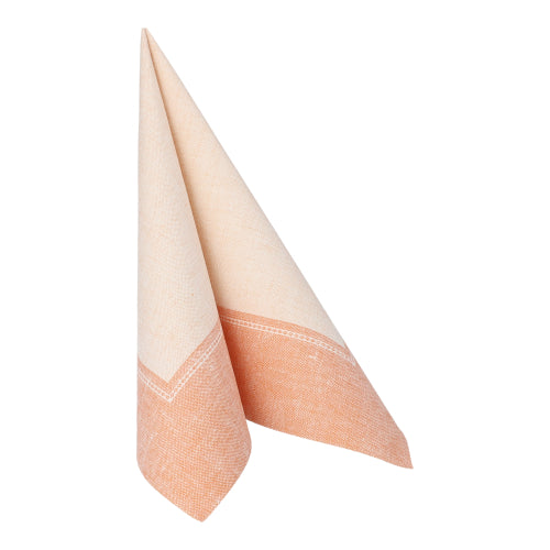 Die gefaltete Serviette PAPSTAR 50 Servietten "ROYAL Collection" 1/4-Falz 40 x 40 cm terracotta der PAPSTAR GmbH mit sichtbarer Naht und zweifarbigem beige-orangem Design steht aufrecht auf weißem Grund.