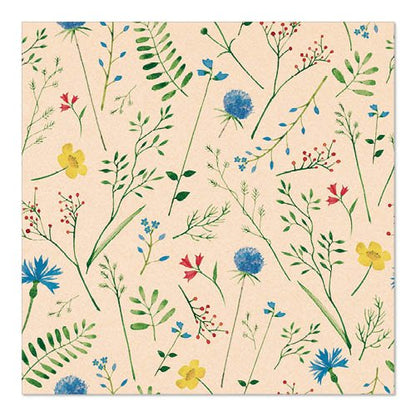 De beige servet PAPSTAR 20 servetten 33x33 cm van PAPSTAR GmbH toont een patroon van kleurrijke wilde bloemen - blauw, geel en rood - en groene bladeren, gelijkmatig verdeeld over het natuurlijke, 3-laagse oppervlak.
