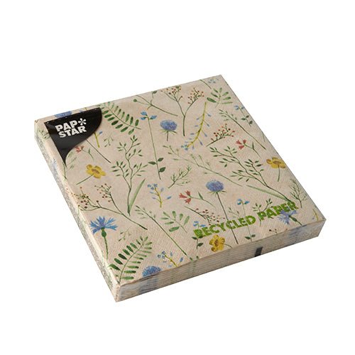 Een vierkant pak PAPSTAR 20 servetten, 33x33 cm, 3-laags, van gerecycled papier met bloemenpatroon en zwart "PAP STAR"-etiket in de linkerbovenhoek, verpakt in doorzichtig plastic. Merk: PAPSTAR GmbH.