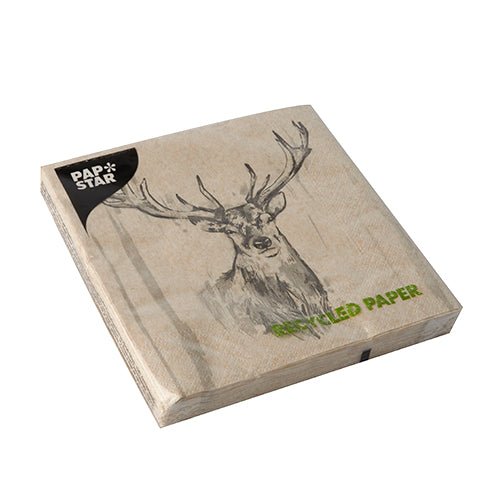 Een stapel PAPSTAR 20 servetten, 33x33 cm, 3-laags, 1/4-vouw natuur van PAPSTAR GmbH komt in een vierkante verpakking met geschetste hertenhoofd en draagt het milieulabel "Recyclingpapier".