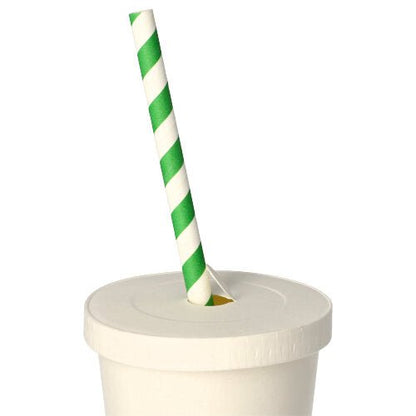In de PAPSTAR deksel voor drinkbekers, rond Ø 8 cm, wit, karton | folie (50 stuks) van PAPSTAR GmbH wordt een groen-wit gestreept papieren rietje in een witte wegwerpbeker gestoken, die voor een eenvoudige witte achtergrond staat.
