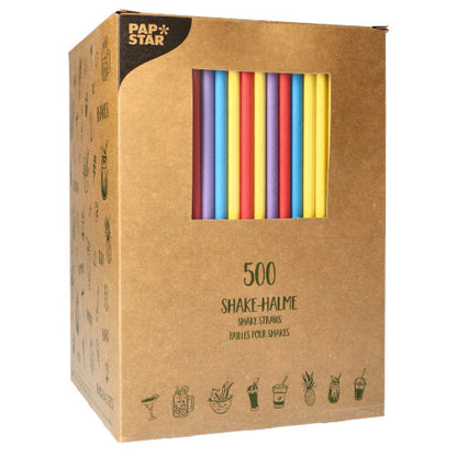 Durch ein Fenster ist ein brauner Karton mit 500 PAPSTAR-Papier-Shake-Trinkhalmen (8 mm × 25 cm) sichtbar. Oben links ist das Logo der PAPSTAR GmbH zu sehen, auf der Vorder- und Seite sind Symbole und Text aufgedruckt.