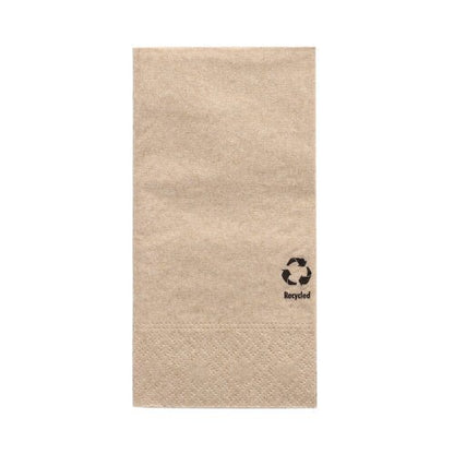Een enkele PAPSTAR-servet, 3-laags, 33x33 cm, natuurkleur, van gerecycled papier met een zwart recyclingsymbool en "Recycled" rechtsonder, gefotografeerd op een witte achtergrond. Merk: PAPSTAR GmbH.