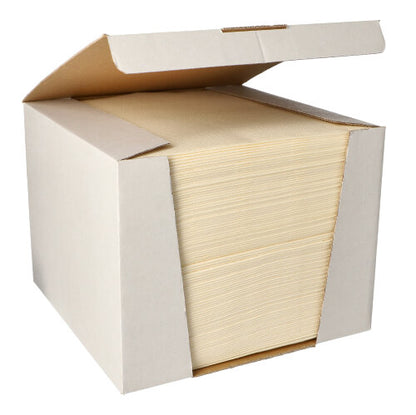 In een geopende grote doos bevindt zich een fijn netjes gestapeld pakket PAPSTAR 100 servetten "ROYAL Collection" 1/4-vouw, 40 cm x 40 cm, van de PAPSTAR GmbH.