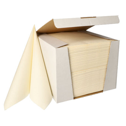 In een witte doos van de PAPSTAR GmbH zijn 100 servetten van de "ROYAL Collection" in het 1/4-vouw-formaat 40 x 40 cm uitgestald. Twee beige servetten zijn vooraan gedeeltelijk uitgetrokken en benadrukken zo hun hoogwaardige materiaal.