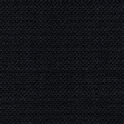 Een close-up van de PAPSTAR 100 servetten „ROYAL Collection“ 1/4-vouw (40x40 cm) van de PAPSTAR GmbH toont een effen zwarte stof met een fijne, gelijkmatig geweven structuur zonder zichtbare patronen of ontwerpen.