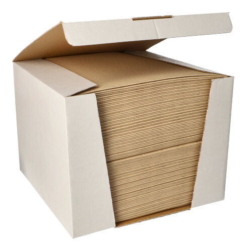 In een geopende doos ligt een grote stapel PAPSTAR 100 servetten „ROYAL Collection“ 1/4-vouw 40x40 cm van de PAPSTAR GmbH van hoogwaardig materiaal, overzichtelijk gerangschikt.