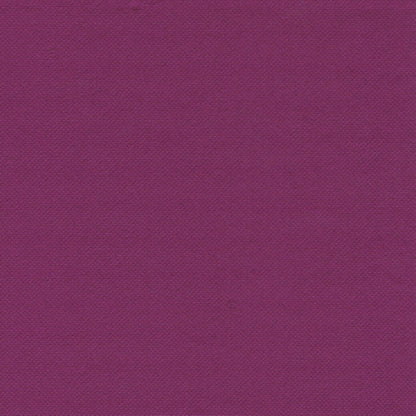 Een close-up van het gestructureerde, stofachtige oppervlak van de 100 PAPSTAR servetten „ROYAL Collection“ 1/4-vouw, 40 cm x 40 cm van de PAPSTAR GmbH, in een rijke magenta – perfect voor luxueuze servetten.