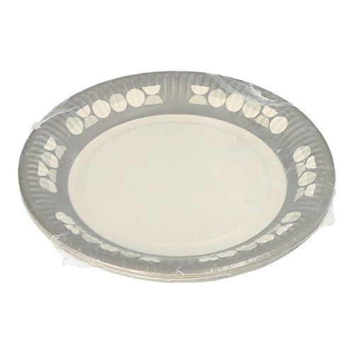 Een stapel van PAPSTAR 10 borden, karton rond Ø 23 cm, van de PAPSTAR GmbH, verpakt in transparante folie. Elk wegwerpbord is voorzien van een subtiele rand met bladeren en stippen – ideaal voor feestjes en evenementen.