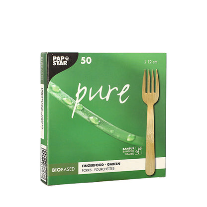 Een groene 'pure'-doos van de PAPSTAR GmbH bevat 50 biogebaseerde bamboe-fingerfoodvorken (12 cm wegwerpvorken) met een afbeelding van een bamboevork aan de rechterkant van de verpakking.