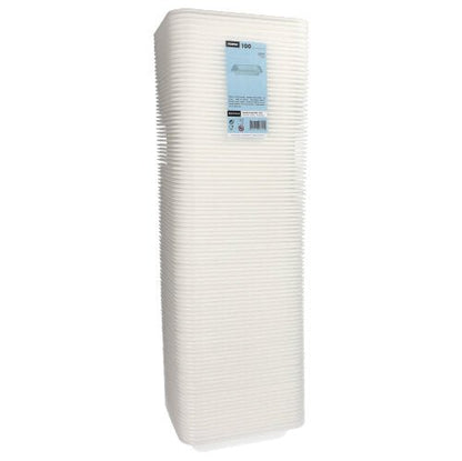 Afgebeeld is een hoge stapel witte, rechthoekige Starpak 100 verzegelschalen, XPS wit gelamineerd, van Starpak. De bovenste schaal draagt een blauw productetiket dat deze praktische verpakkingsoplossing benadrukt.