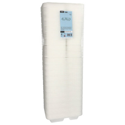 Afgebeeld is een hoge stapel witte, rechthoekige kunststof voedselcontainers van Starpak met de opdruk 'Starpak 100 verzegelde schalen, XPS 2-delig wit gelamineerd'.