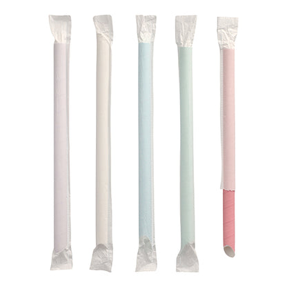 Fünf PAPSTAR Bubble Tea Papierhalme (Ø 12 mm, 20 cm, farbig sortiert) der PAPSTAR GmbH in Pastellfarben - weiß, hellblau, hellgrün und rosa - stehen aufrecht; jeder ist einzeln verpackt, der rosa Strohhalm teilweise ausgepackt.