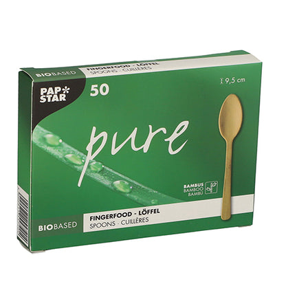 Een groene "pure"-doos van PAPSTAR GmbH bevat 50 milieuvriendelijke fingerfood-lepels van bamboe (9,5 cm) in een vouwdoos; de verpakking toont waterdruppels op een blad.