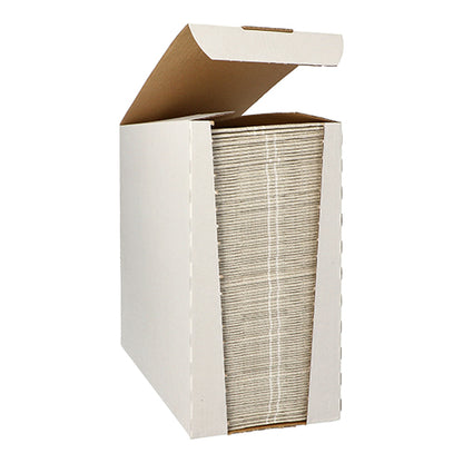 Een stapel PAPSTAR 100 servetten „ROYAL Collection“ 1/6-vouw 48 cm x 33 cm van de PAPSTAR GmbH in beige is netjes verpakt in een open witte dispenserdoos van karton met opgeklapte klep.
