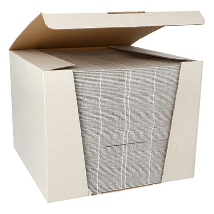 In een geopende doos van de ROYAL Collection van de PAPSTAR GmbH bevindt zich een fijn netjes gestapeld bundel van 100 grijze servetten van de „ROYAL Collection“ in 1/4-vouw 40x40cm, die door de voorste opening gedeeltelijk zichtbaar zijn.