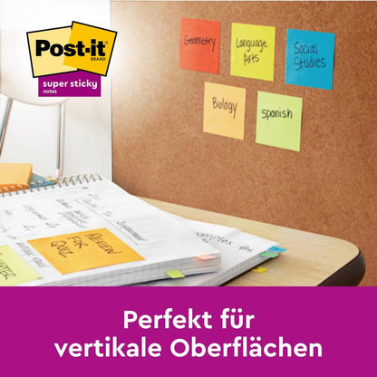 Een kurkplaat toont vijf kleurrijke Post-it® Super Sticky Z-Notes uit de Boost Collection (76x76 mm, 90 vel/blok, 100% PEFC) van 3M Deutschland GmbH, beschreven met schoolvakken boven een bureau. Tekst: "Perfect voor verticale oppervlakken."