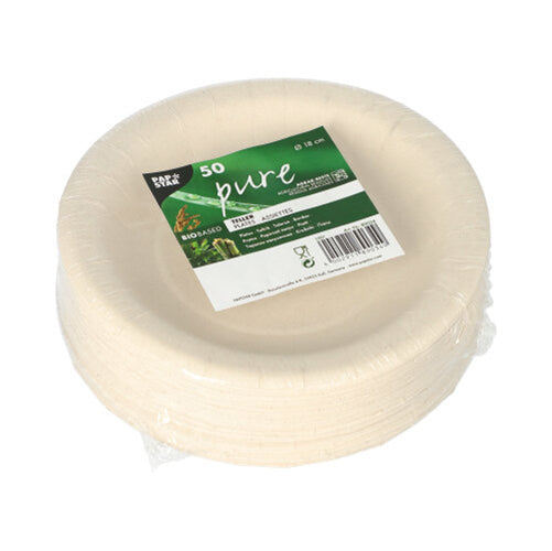 Een stapel witte, ronde wegwerpborden van het type PAPSTAR 50 borden "puur", gemaakt van landbouwafval, biologisch afbreekbaar en milieuvriendelijk, verpakt in plasticfolie en voorzien van een groen-wit etiket van de PAPSTAR GmbH.