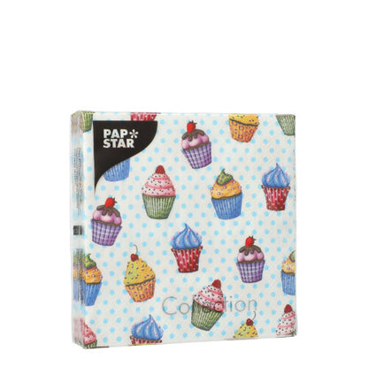 Een vierkante verpakking met 20 PAPSTAR-servetten van de PAPSTAR GmbH, 3-laags, 25 x 25 cm, met lichtblauwe gestippelde achtergrond met kleurrijke cupcake-motieven en een zwart "PAP STAR"-etiket in de linker bovenhoek.