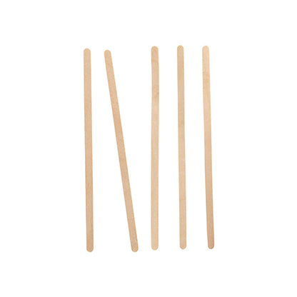 Fünf PAPSTAR Rührstäbchen Holz "pure" (14 cm) sind vertikal auf weißem Hintergrund angeordnet, das zweite von links ist leicht geneigt. Ideal für Getränke und Großbestellungen - in der Faltschachtel mit 1000 Stück von PAPSTAR GmbH.